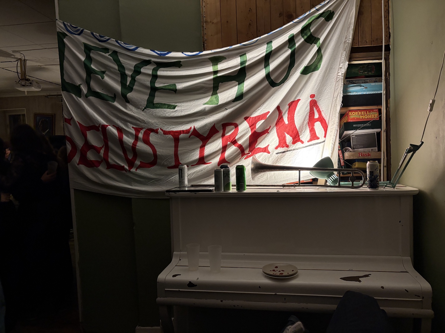 Leve Hus, Selvstyre nå står det på et banner