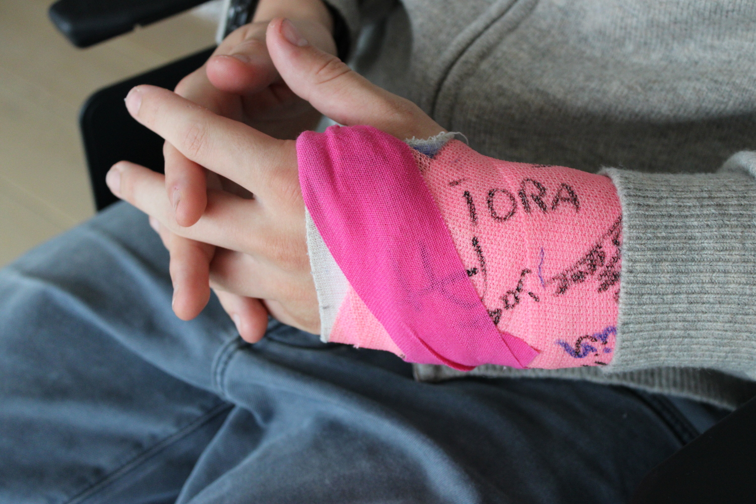 Rosa gips med signaturer på