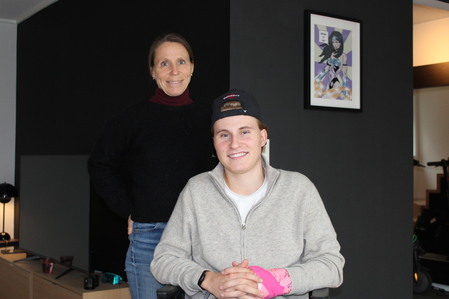 Ei dame og en gutt smiler til kamera