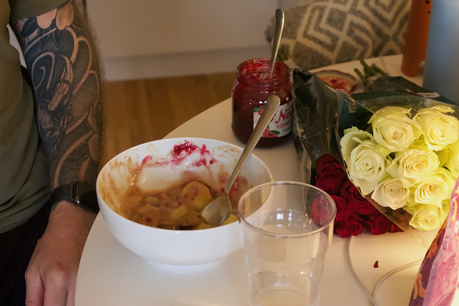 Joikakaker og roser som ligger på spisebordet