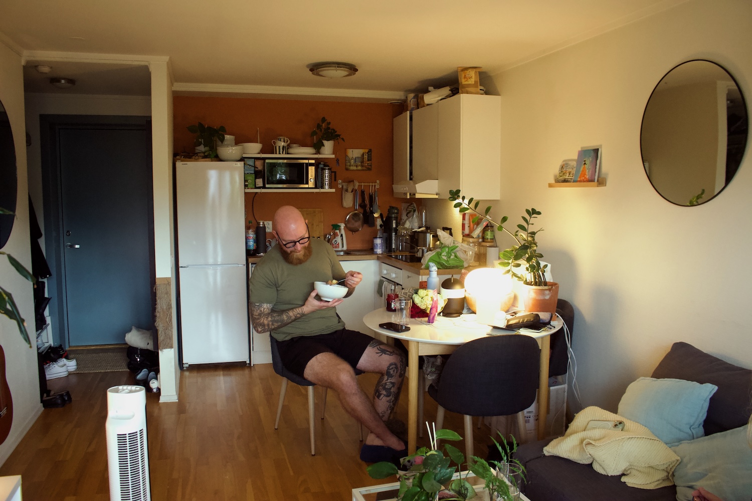Alexander spiser joikakaker til middag