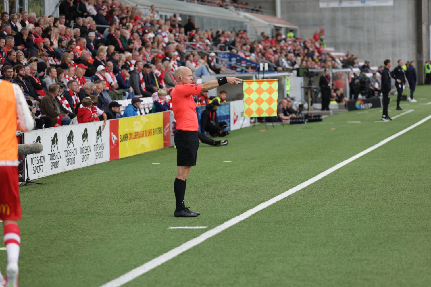 Linjedommer holder flagget oppe for offside.