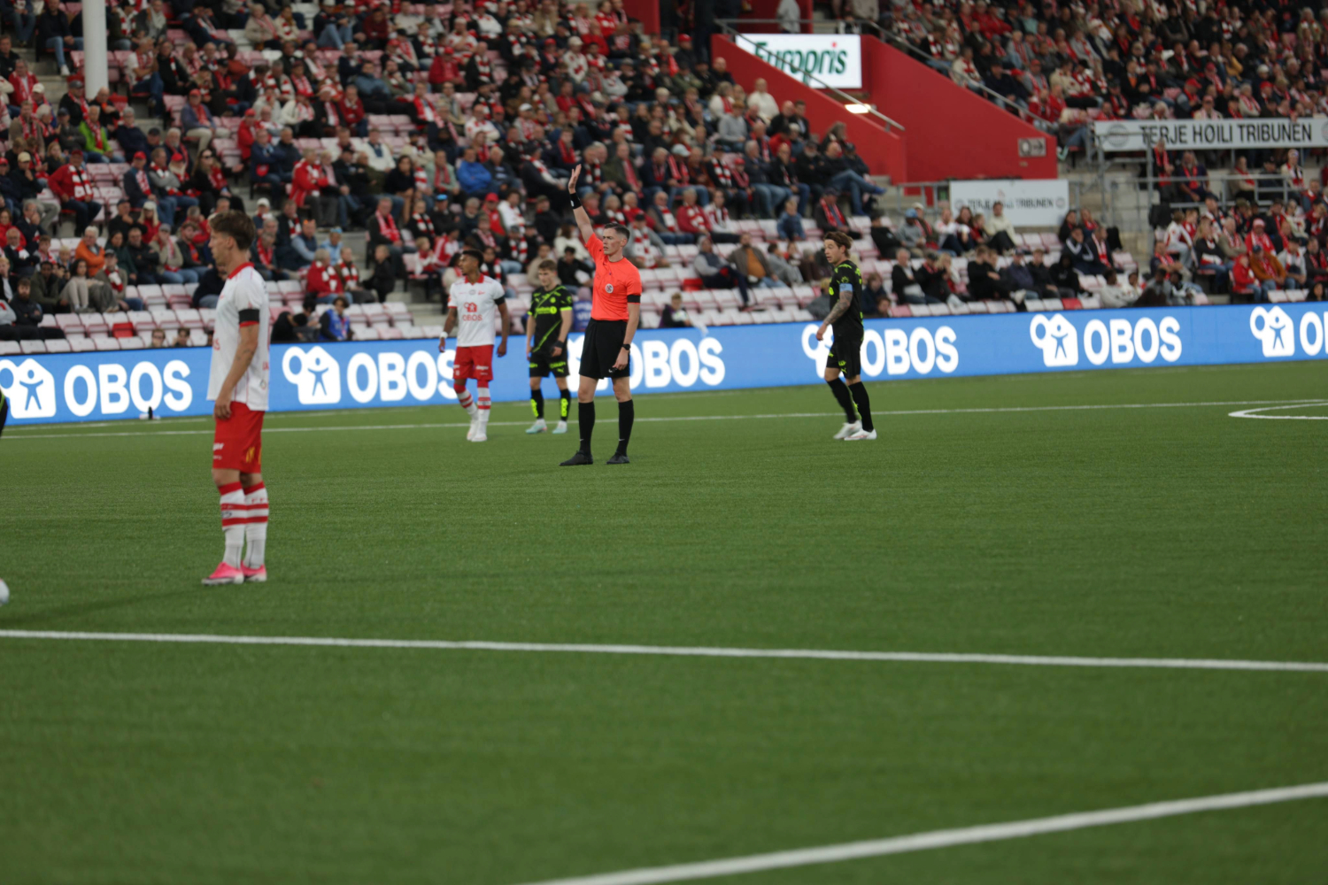 Sletner markerer for offside.