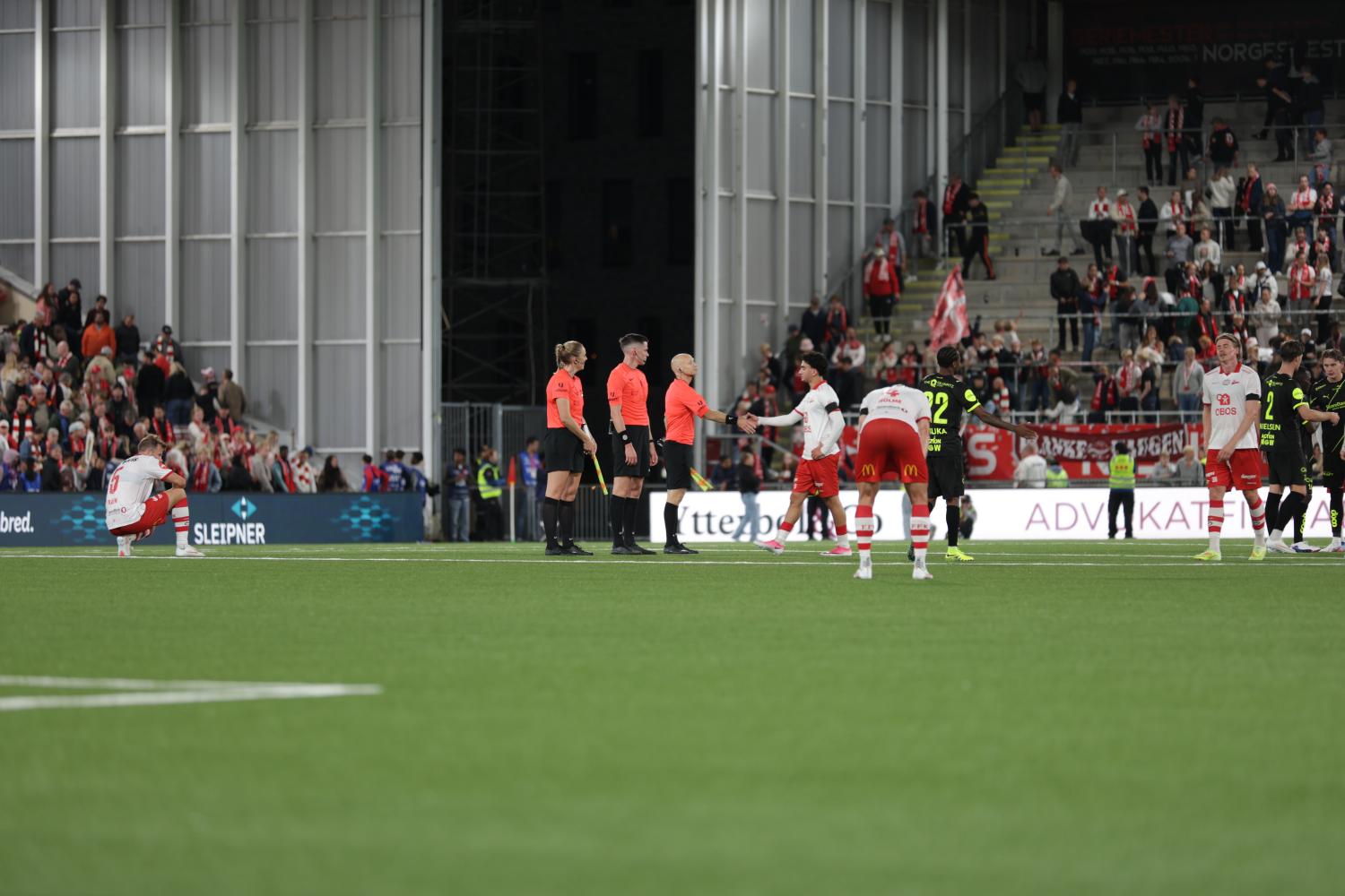 Sletner og dommerteamet takker for kampen.