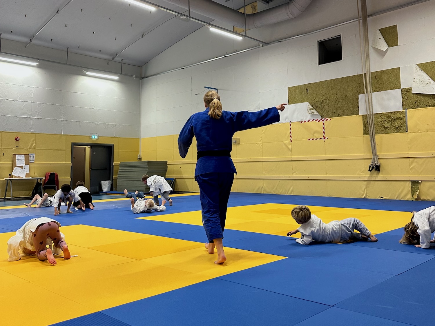 Judotrener og barn på gulvet