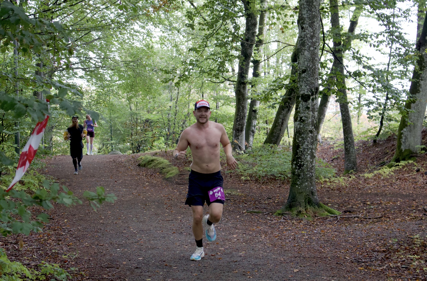 Mikael løper rundt i skogen