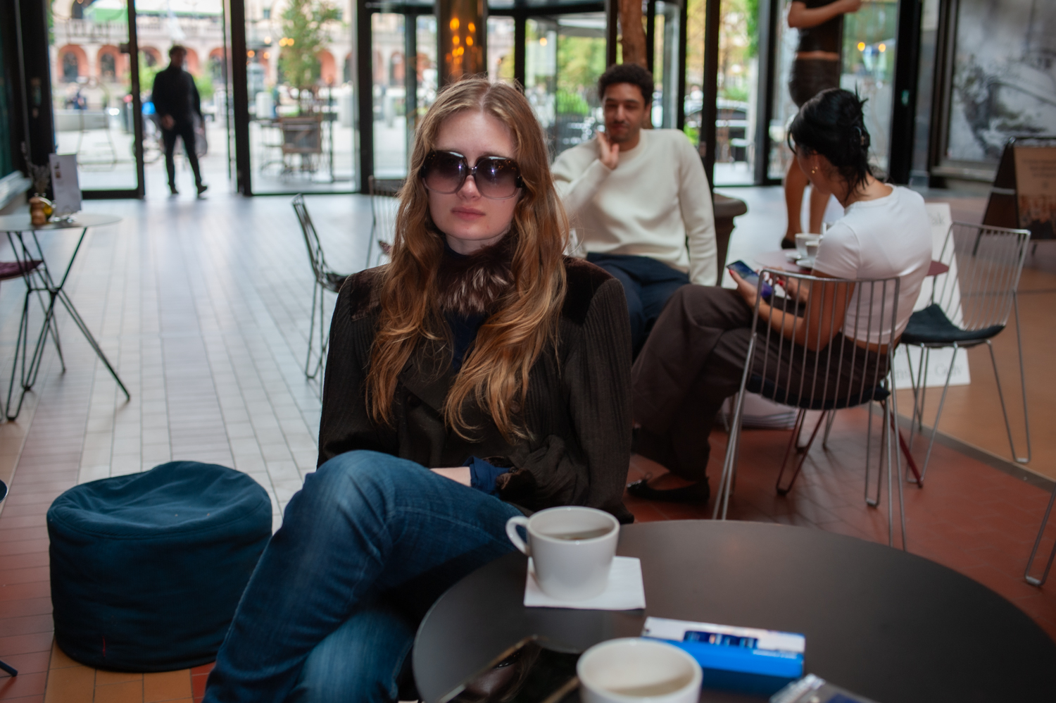 Anna Ringstad café intervju solbriller