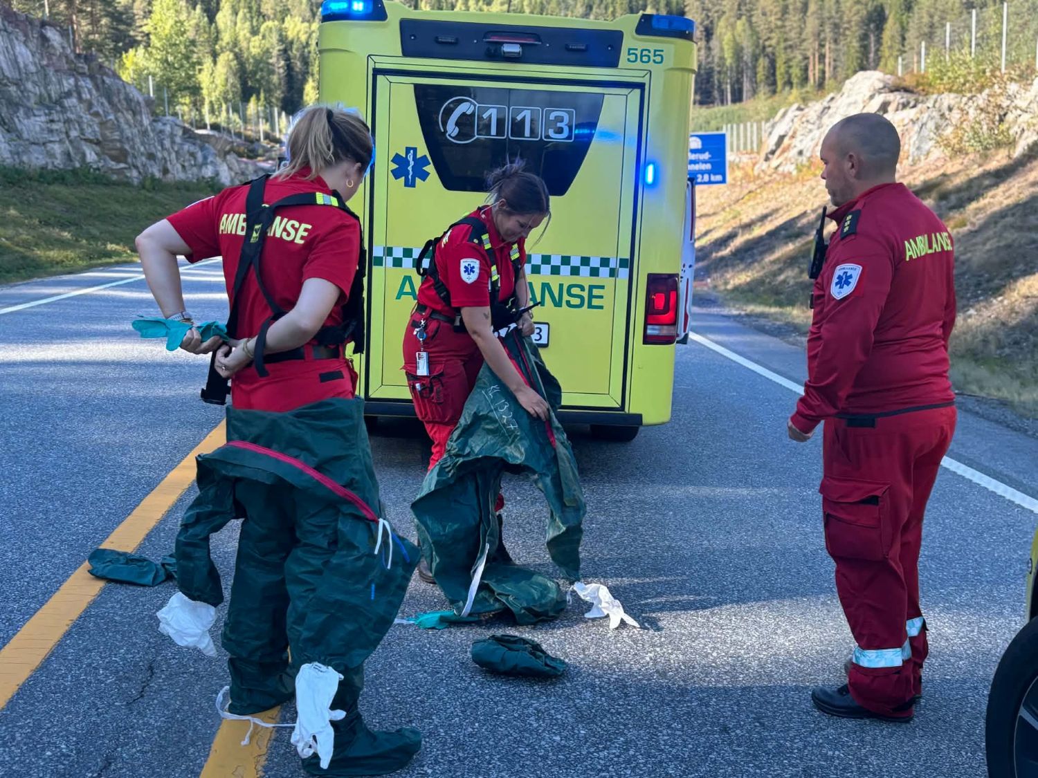 Ambulansepersonell tar p&aring; seg drakter