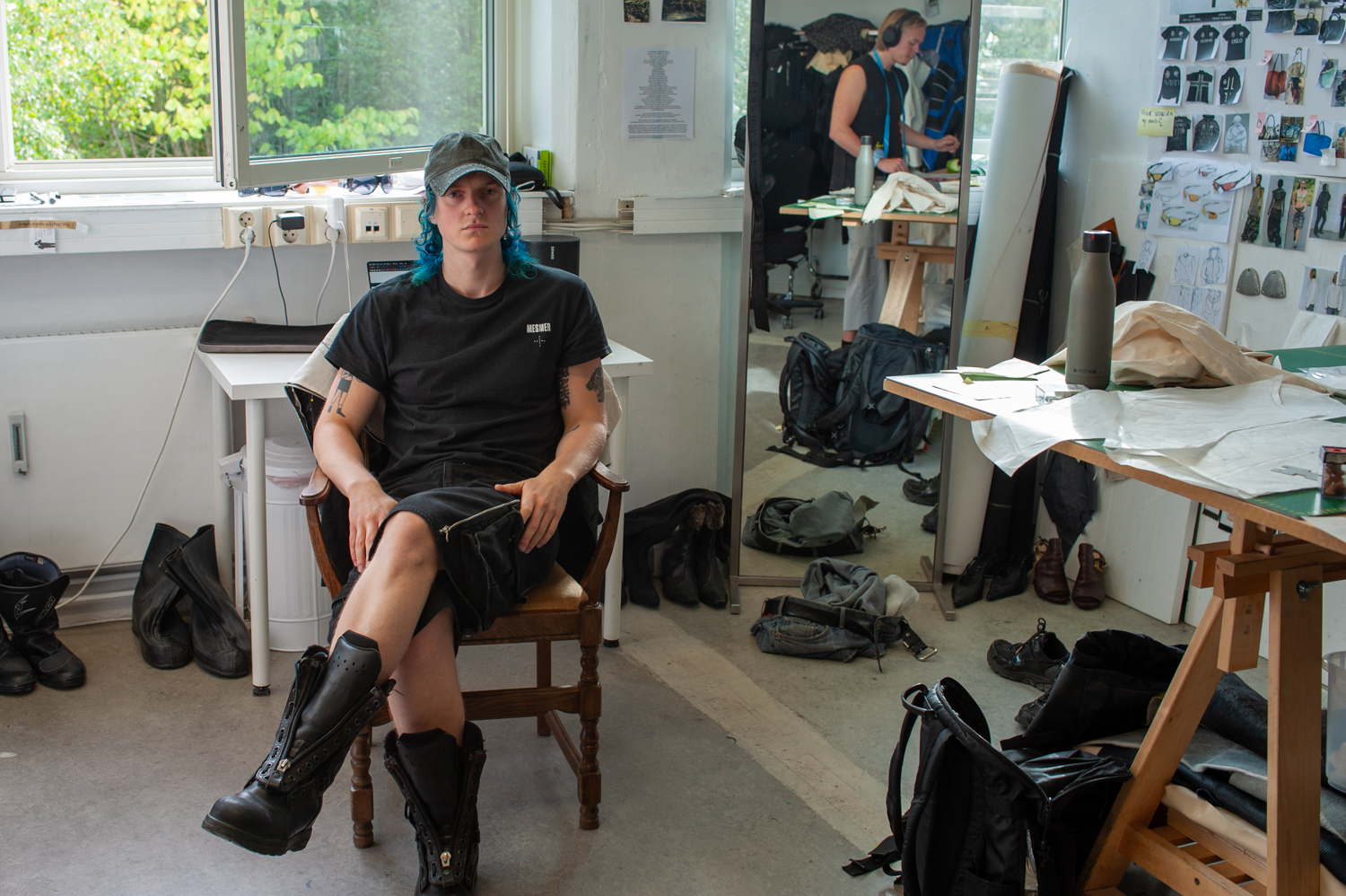herman blir intervjuet på studioet hvor han designer klær