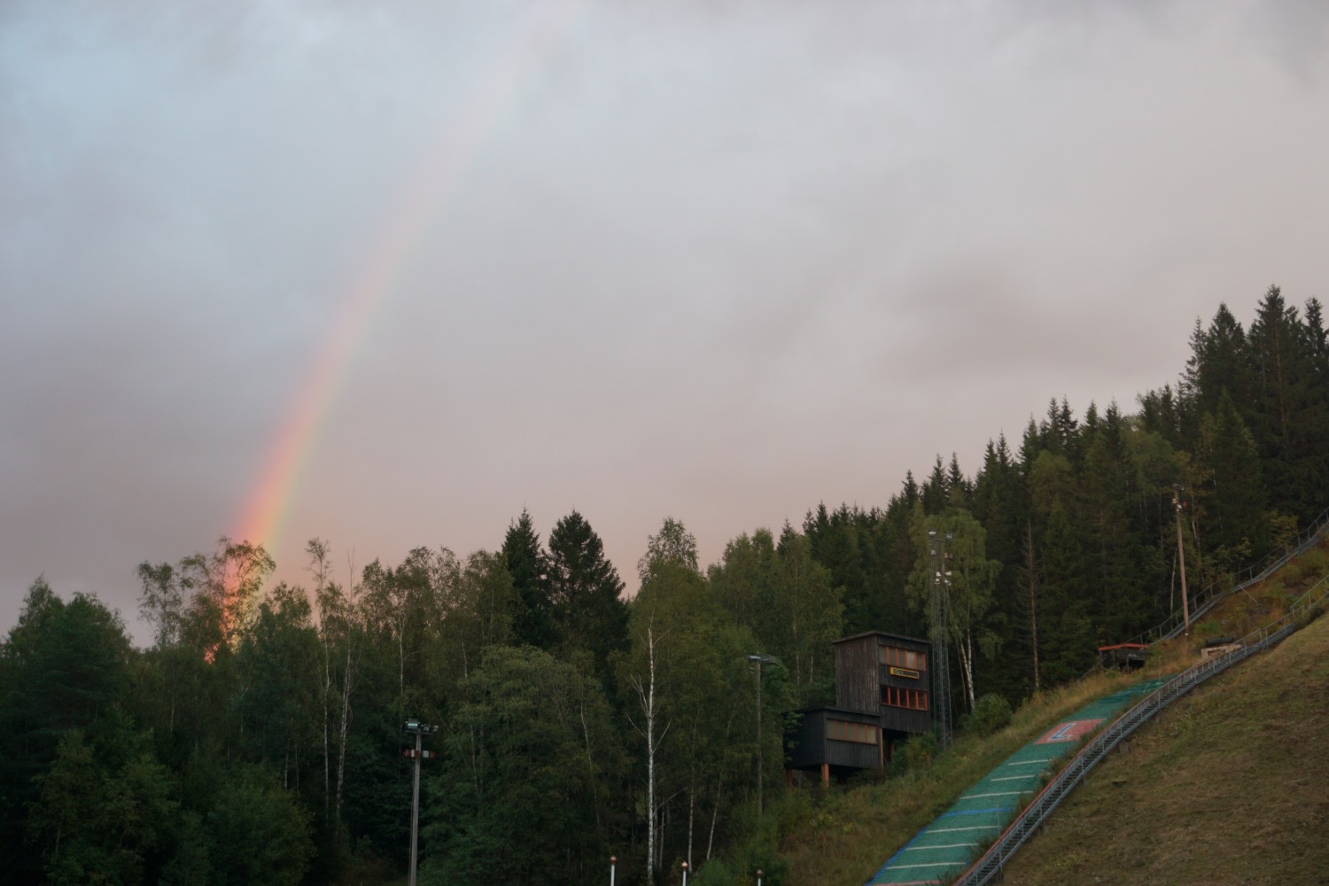 Regnbue over Linderudkollen hoppsenter