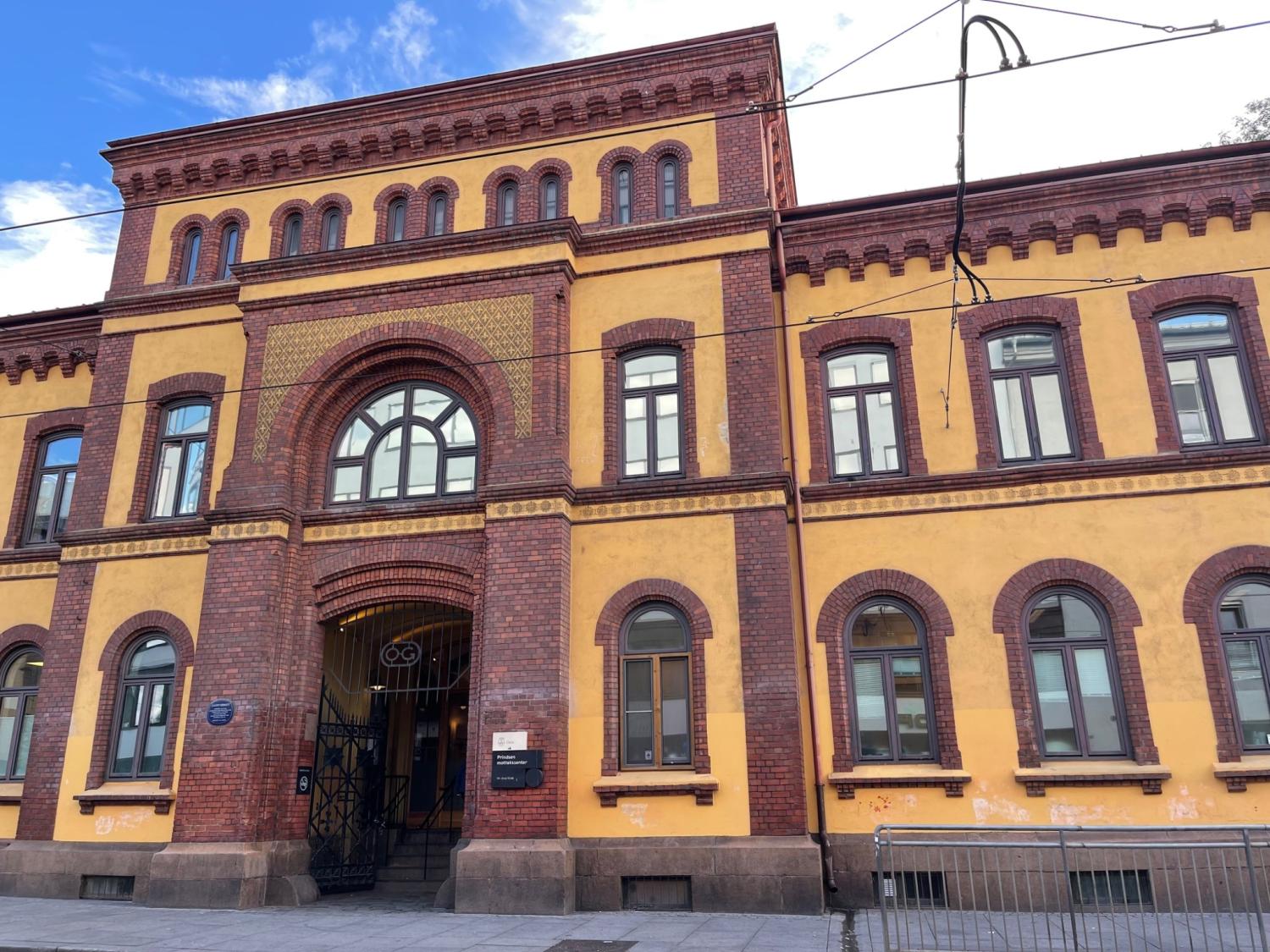 Fasaden og inngangen til Prindsen mottakssenter i Oslo.