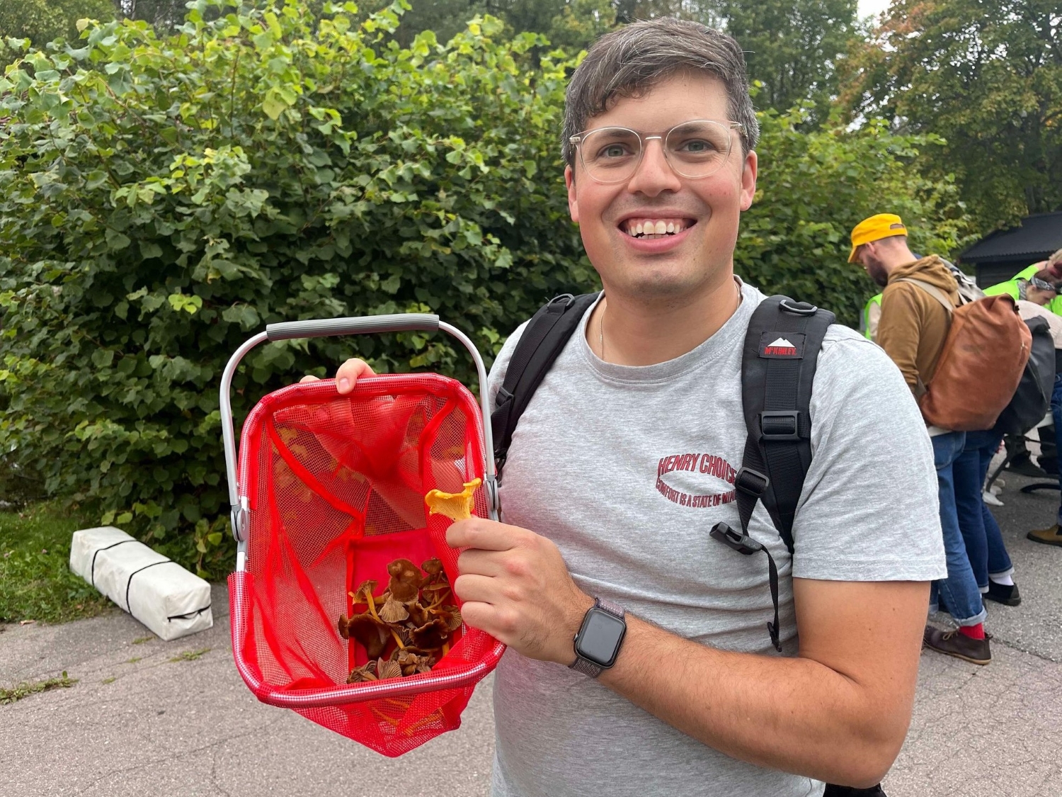 Kristoffer viser kurven med sopp han har plukket og skal få kontrollert.