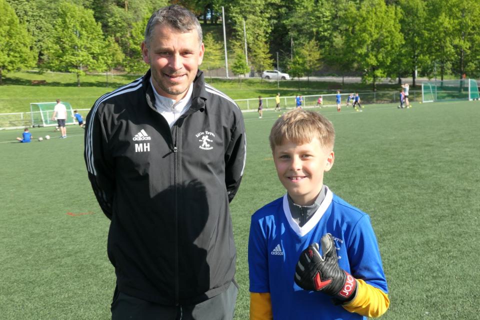 Far og sønn på fotballtrening