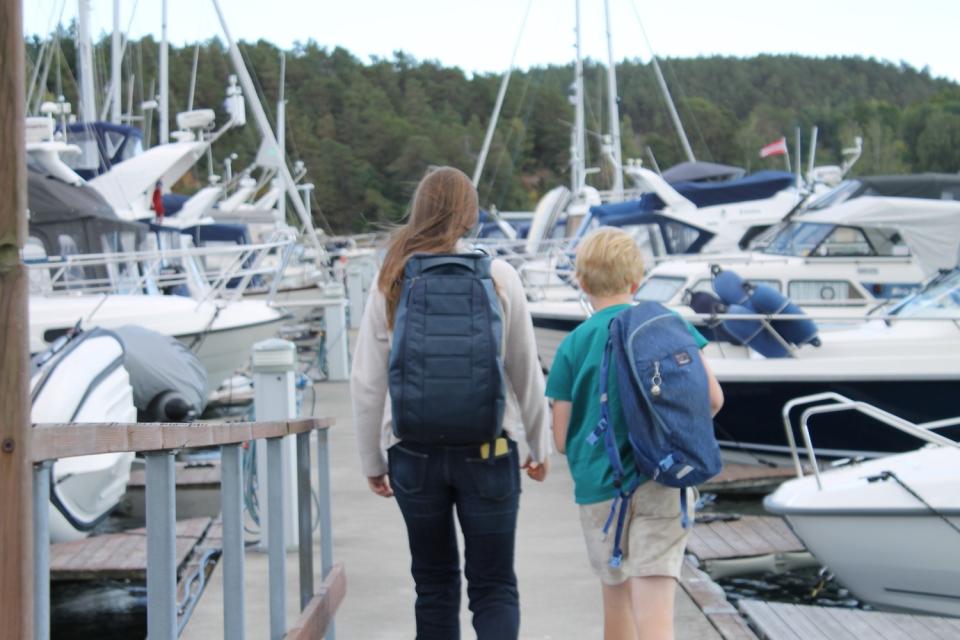 Vibe og Jens på vei mot båten etter skolen