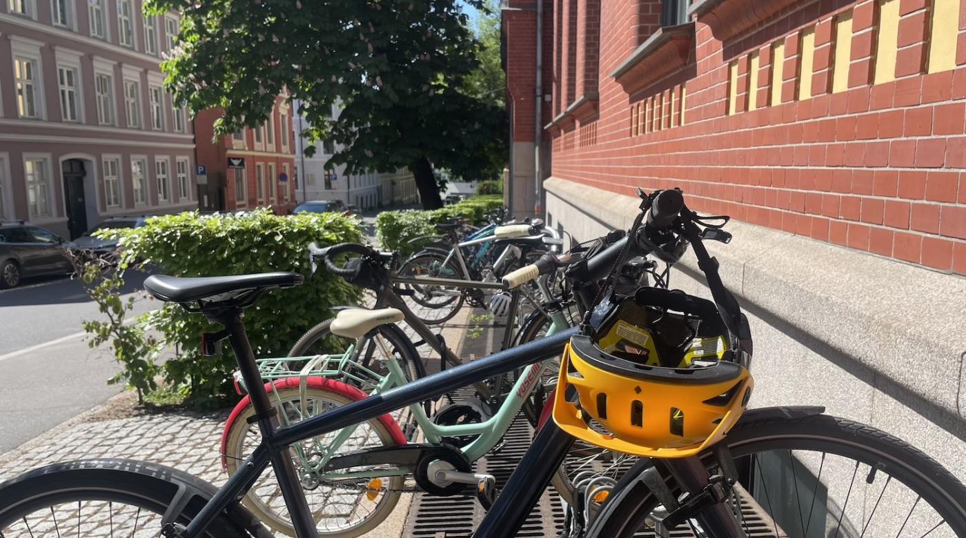 Sykkel med hjelm som henger på styret