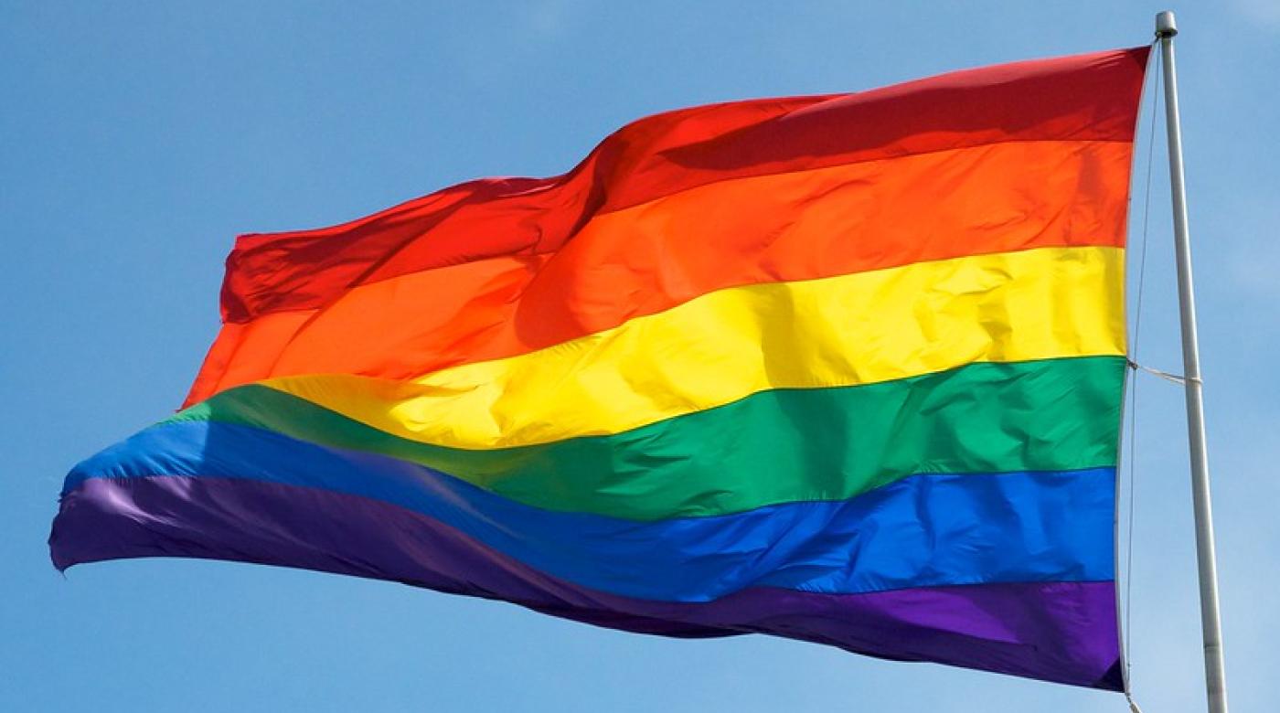 Pride flagg blafrer i vinden
