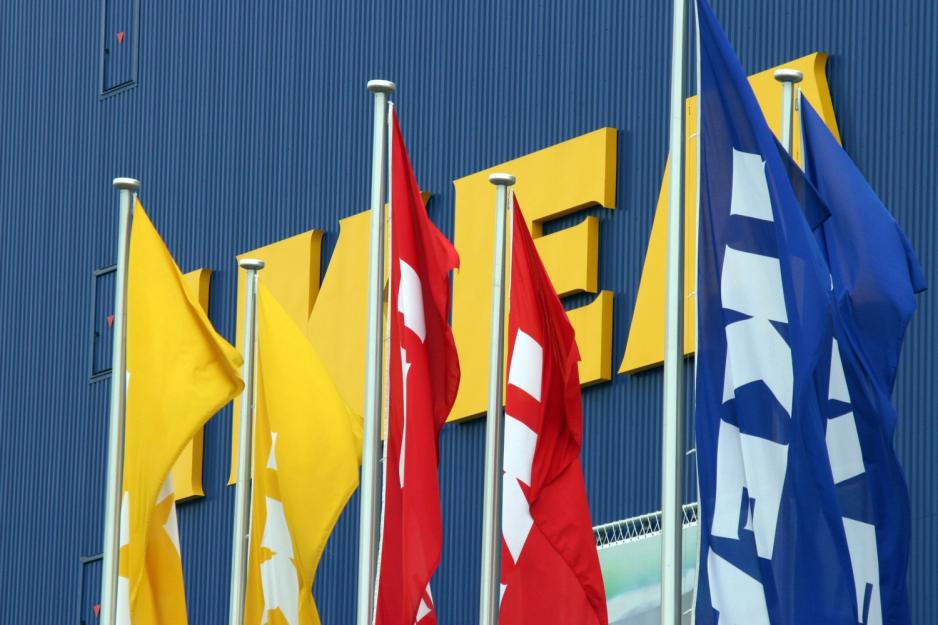 IKEA-flagg vaier i vinden foran et av hjeminnredningskjedens mange varehus.