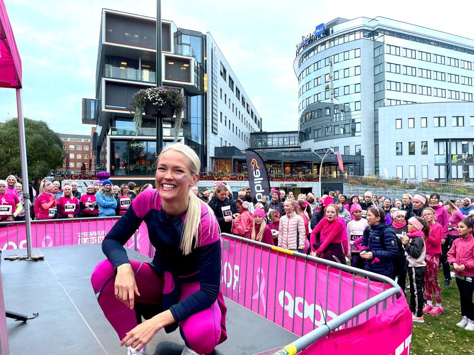 Hedvig Bang-Førsund foran rosa sløyfe deltakerne.