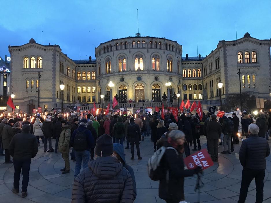 Demonstranter har samlet seg på Eidsvoll plass. Stortinget i bakgrunnen.