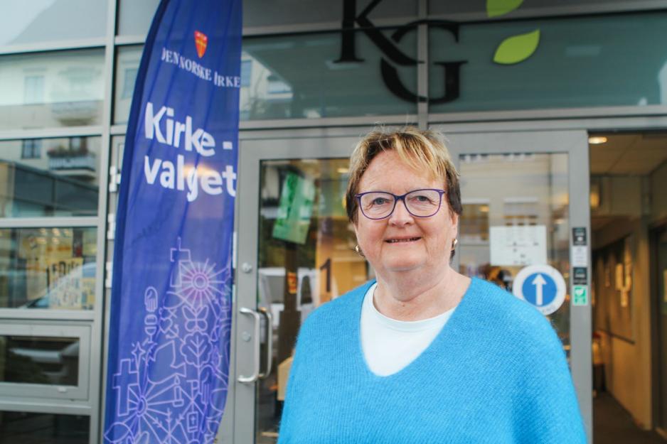 Sissel Bøe foran kirkevalgslokale