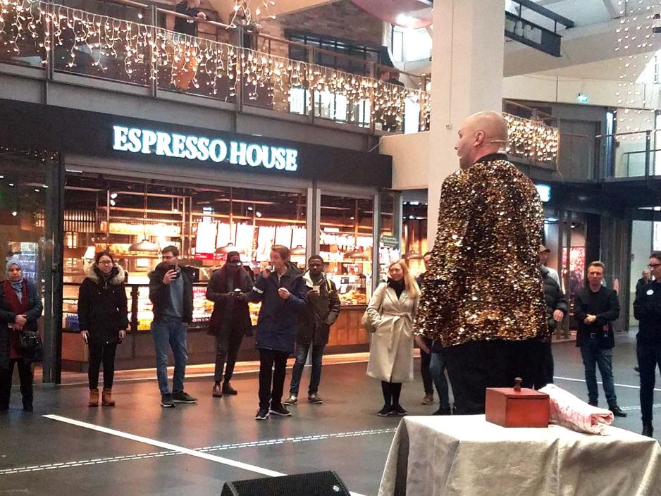 Vidar "Virrvarr" Aasvangen tryller på scenen på Oslo S.