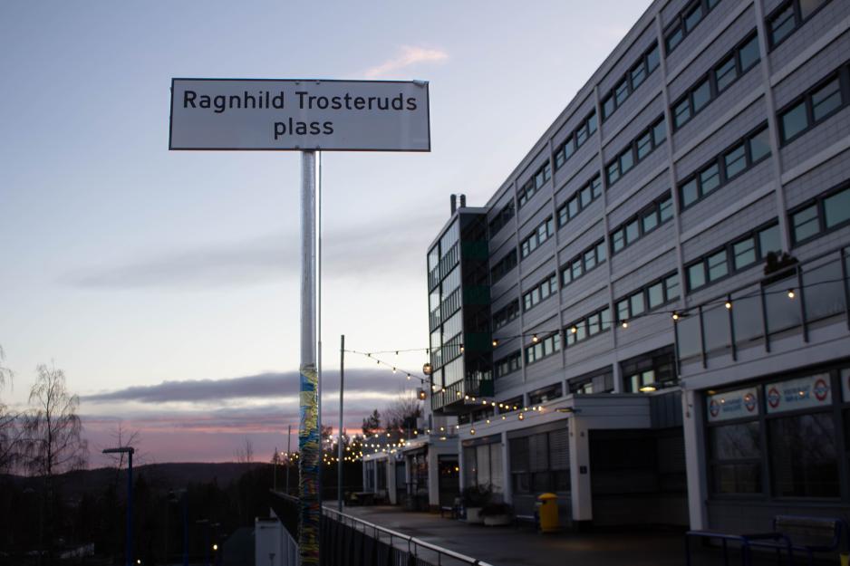 Skilt: Ragnhild Trosteruds plass