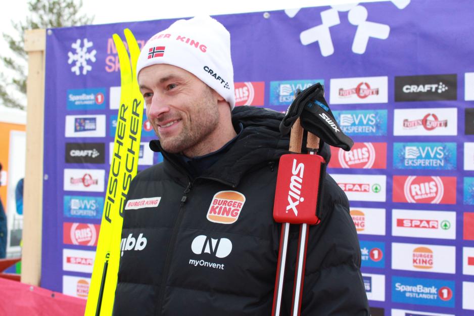 Bilde av Petter Northug foran presseveggen.