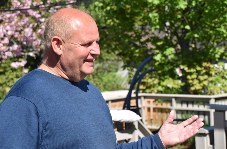 Jan Kåre Christensen Jan Kåre Christensen står og snakker