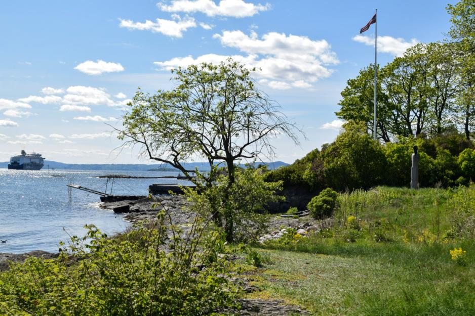 Ulovlig bygd statue og flaggstang