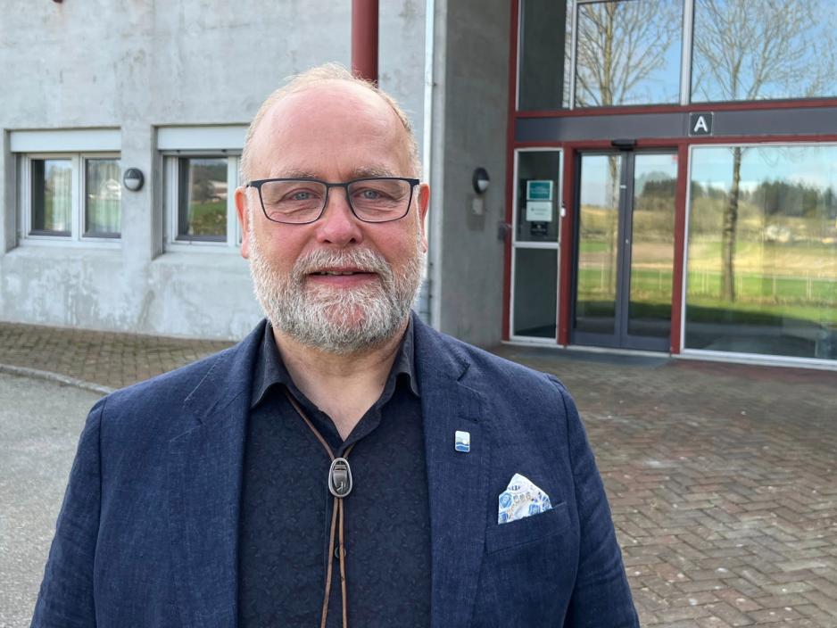 Arvid Reiersen, fagansvarlig for hest ved Veterinærinstituttet Mann med briller og skjegg utenfor et stort grått bygg