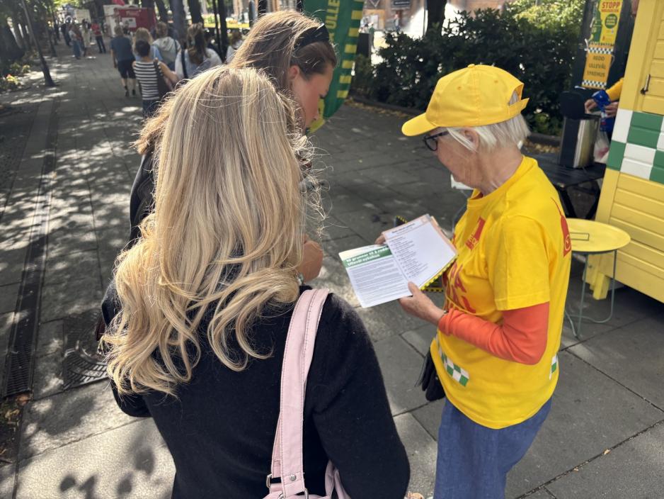 Mimi forsøker aktivt å få velgere til partiet. Mimi forsøker aktivt å få velgere til partiet.