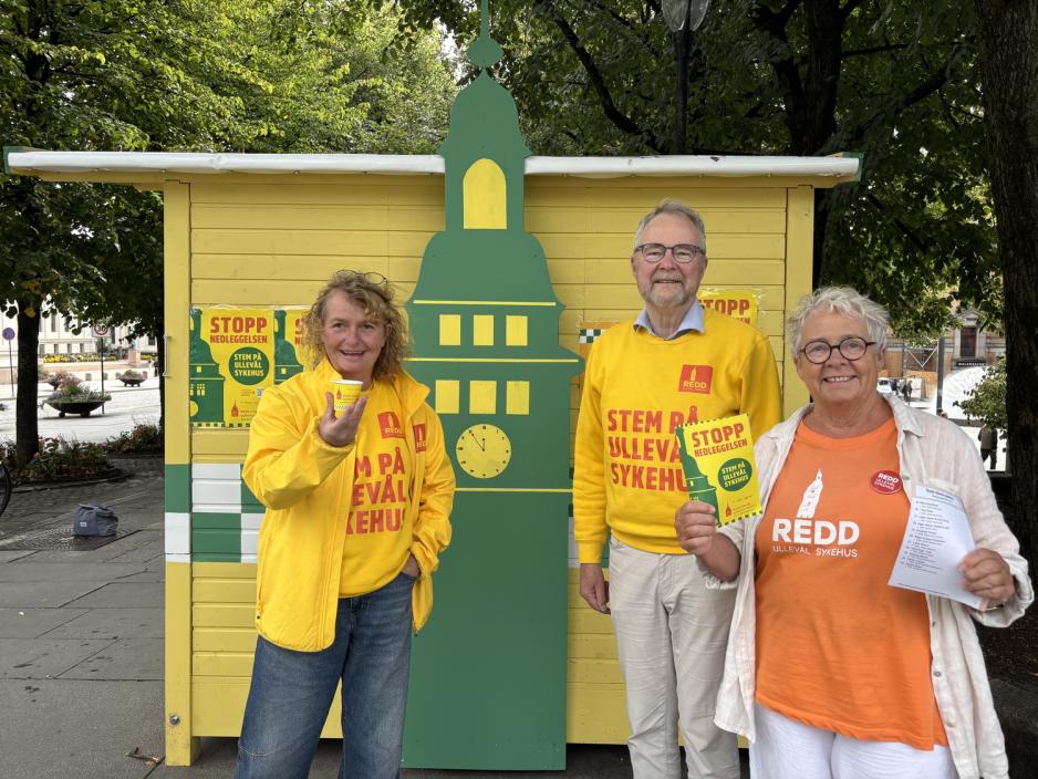 Partimedlemmene forsøker aktivt å få velgere til partiet. Partimedlemmene forsøker aktivt å få velgere til partiet.