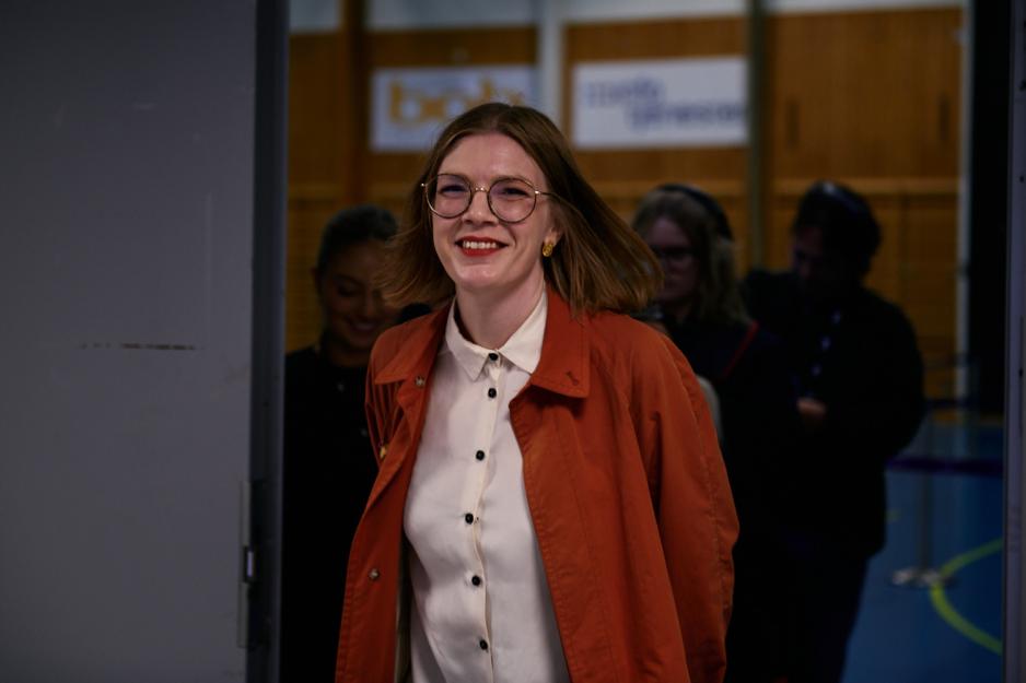 Marie Sneve Martinussen i godt humør etter å ha gitt stemmet hennes. 