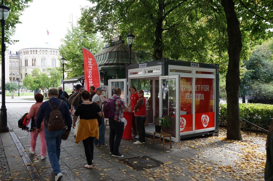 AP står på stand i Karl Johans gate å informerer om valget. 