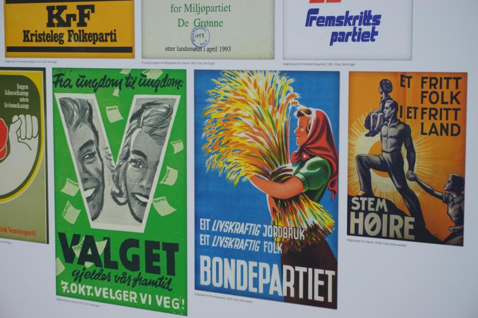 Nærbilde av gamle politiske plakater