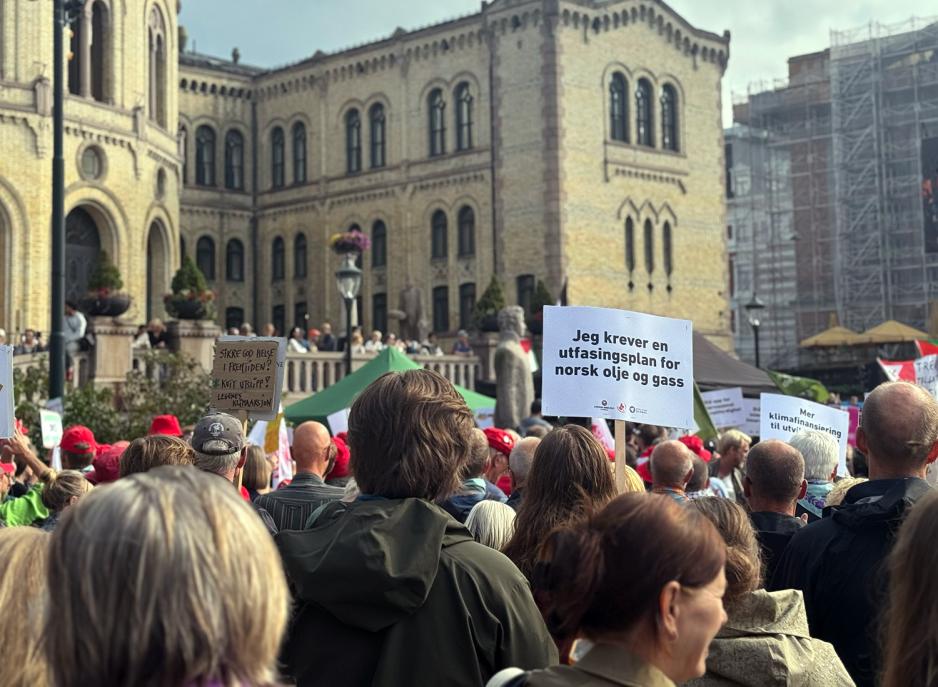 Klimademonstrant med plakat Klimademonstrasjon