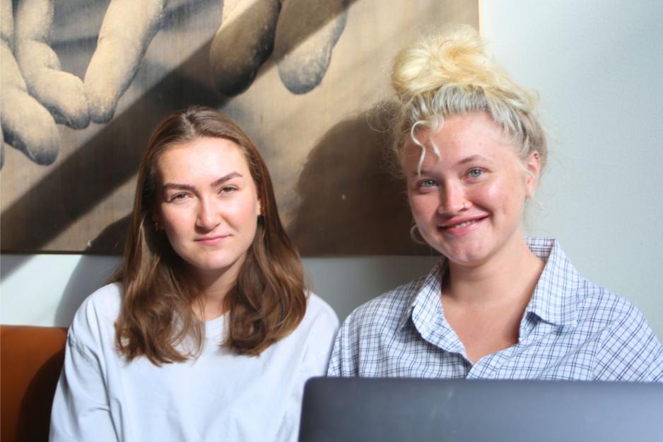 To studenter på cafe