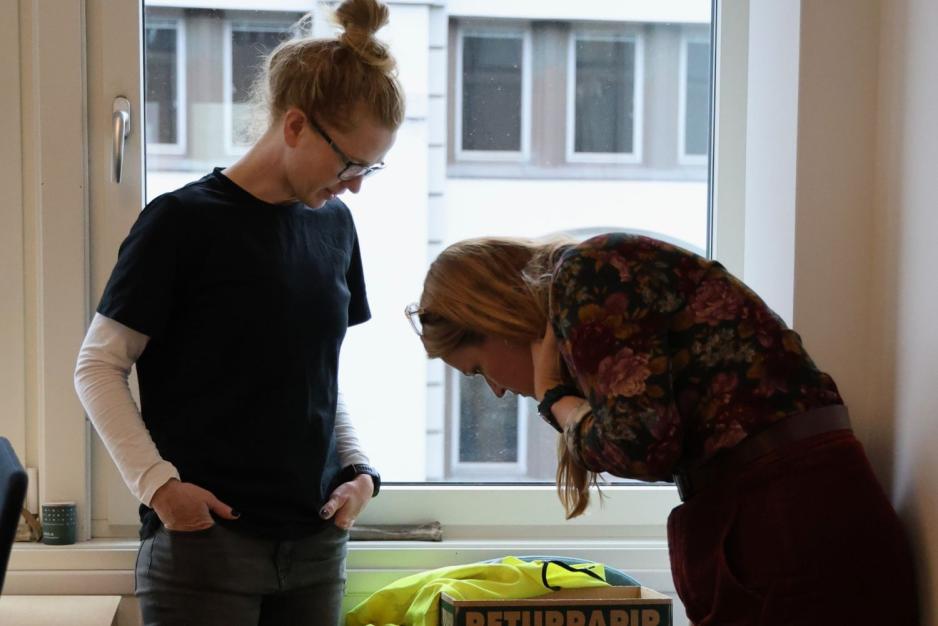 Sara har funnet en dueunge på bakken