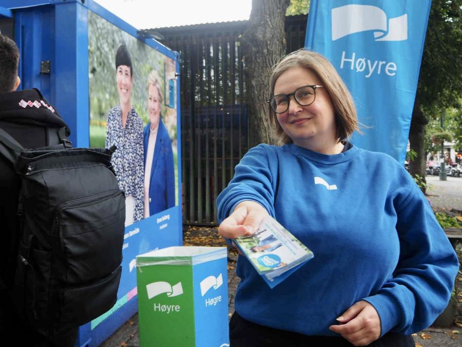 Kjersti Aastad deler ut flyers ved Høyres valgbod.