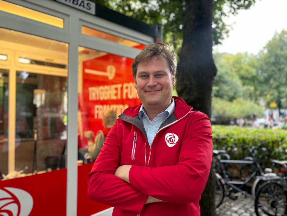 Knut Frydenlund ansatt i ap blir intervjuet å smiler til kamera