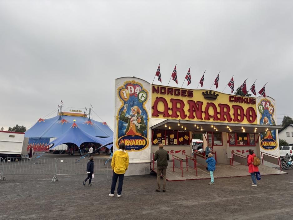 Utsiden av "Cirkus Arnardo" Utsiden av "Cirkus Arnardo"