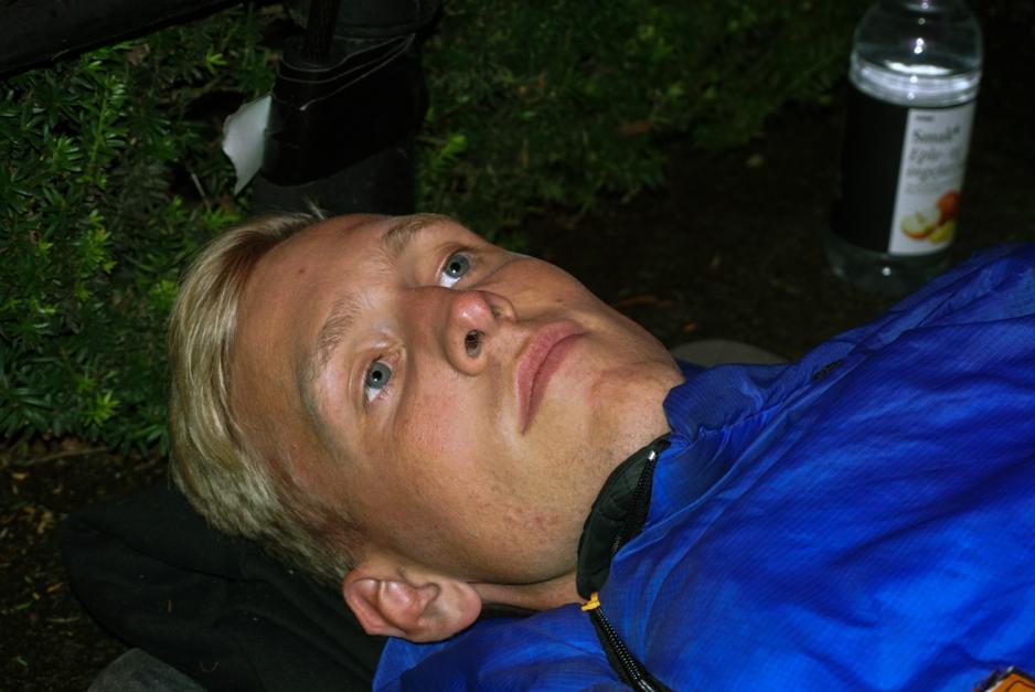 nærbilde av Vebjørn etter 30dager med sultestreik. Han ligger godt pakket inn i en sovepose for å prøve å holde varmen.