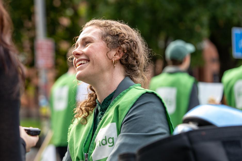 Ingrid Liland smiler En dame iført MDG vest smiler