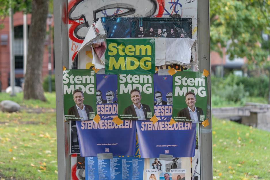 MDG plakter Ett skilt dekket av plakater, på 4 av plakatene står det "Stem MDG"