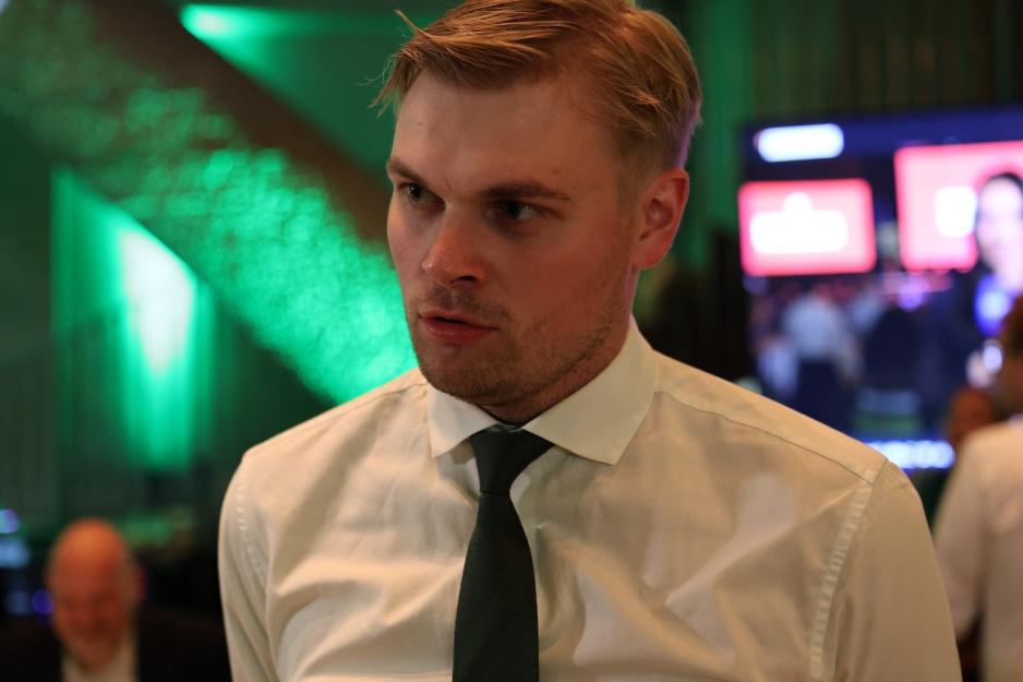 Nils Forren ser konsentrert ut under intervju på valgvaken til Senterpartiet.