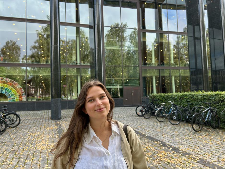 Kathrine Soledade Silva Hervold (26) fotografert utenfor HumSam-biblioteket på Blinderen