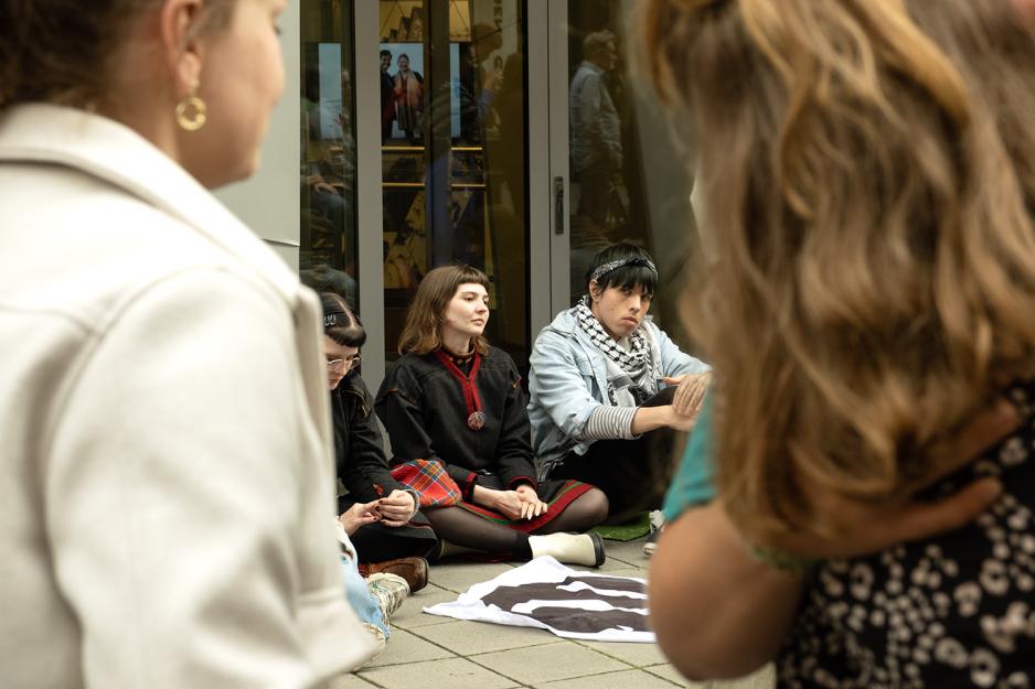 Aktivister sitter og sperrer for inngangen til N&aelig;rings- og fiskeridepartementet.