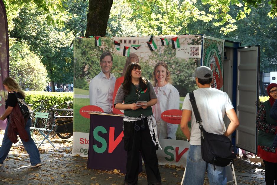 En frivillig fra SV gir informasjon om valget til usikre velgere på valgdagen