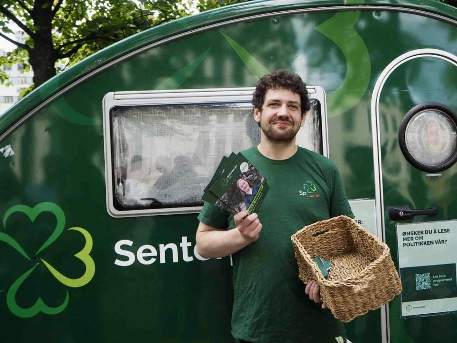 Øyvind Bentås står ved Senterpartiets valgbod.