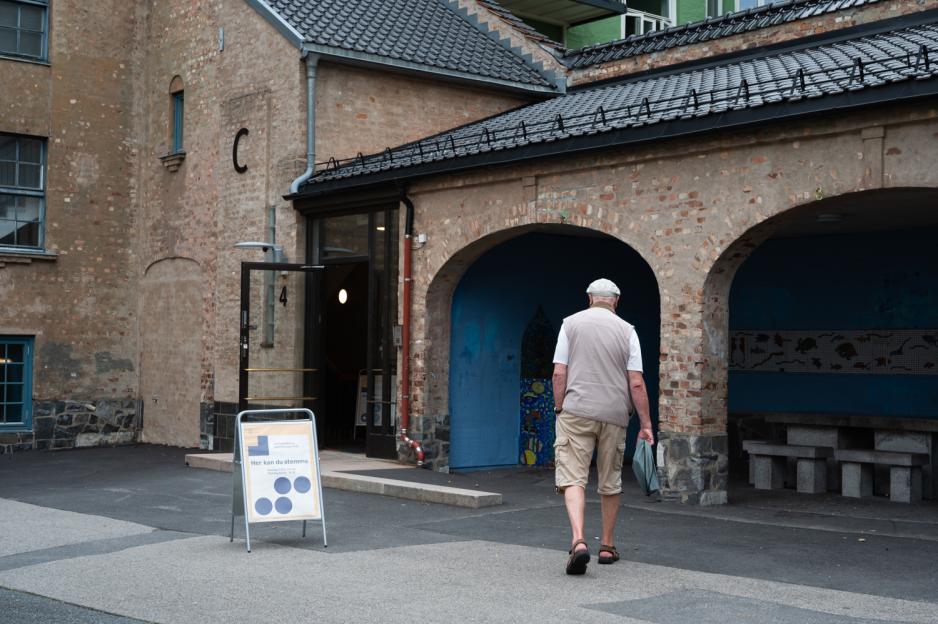 Per Olav Reinton (84) på vei til stemmelokalet på Gamlebyen skole
